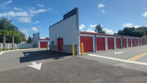 easy self storage clean