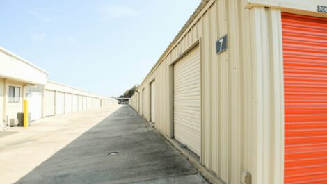 Drive up storage units in Apopka, FL
